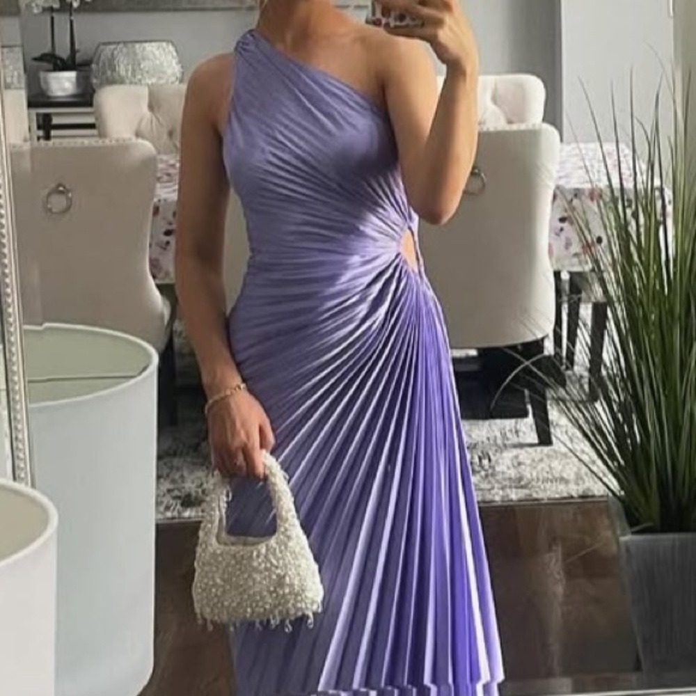 Vici One-Shoulder Pleated Lavender Midi Dress - Picture 4 of 4